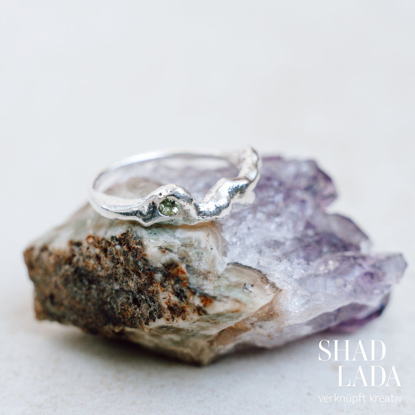 Ring SILVER MOUNTAIN aus Silber mit kleinem Turmalin (Größe 52)