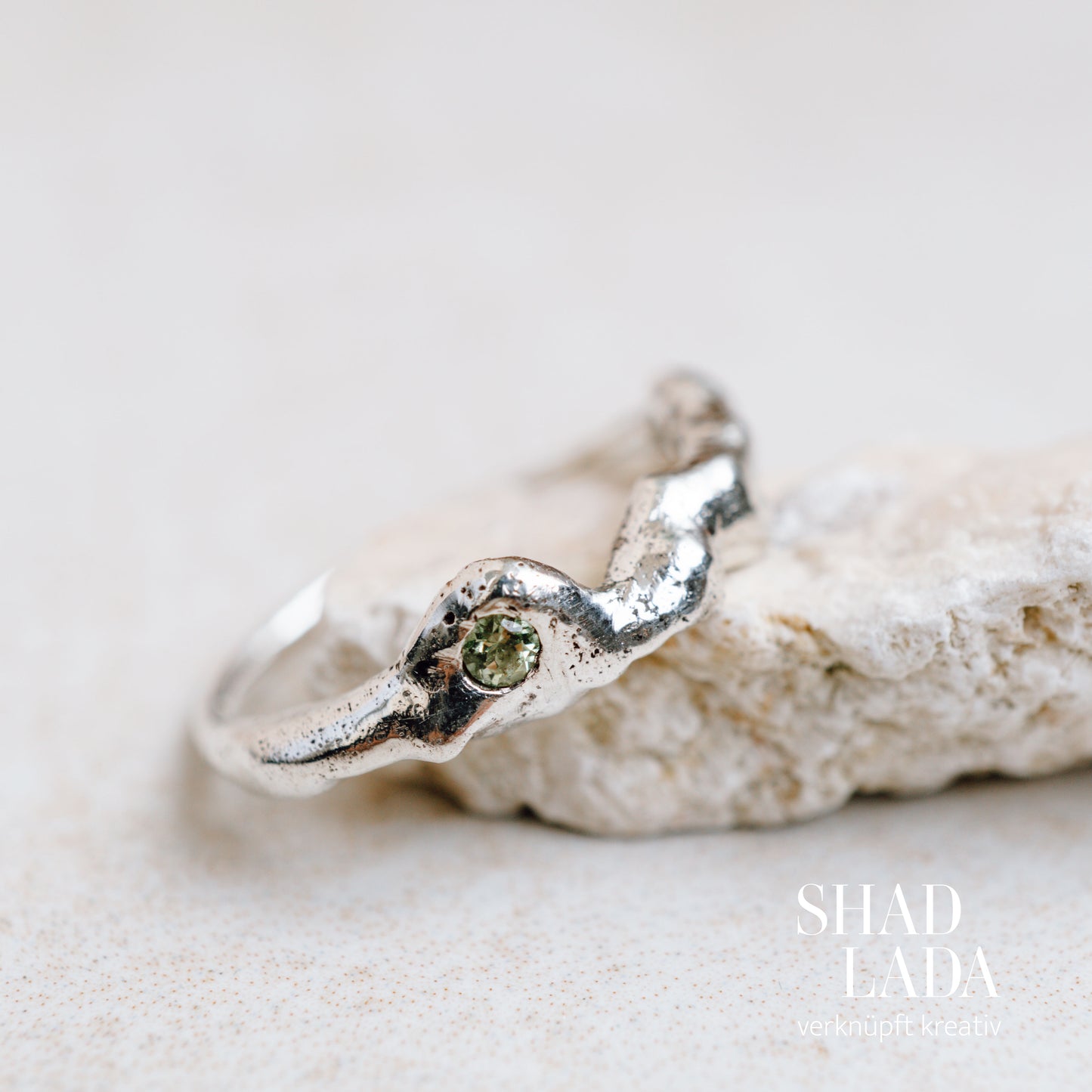 Ring SILVER MOUNTAIN aus Silber mit kleinem Turmalin (Größe 52)