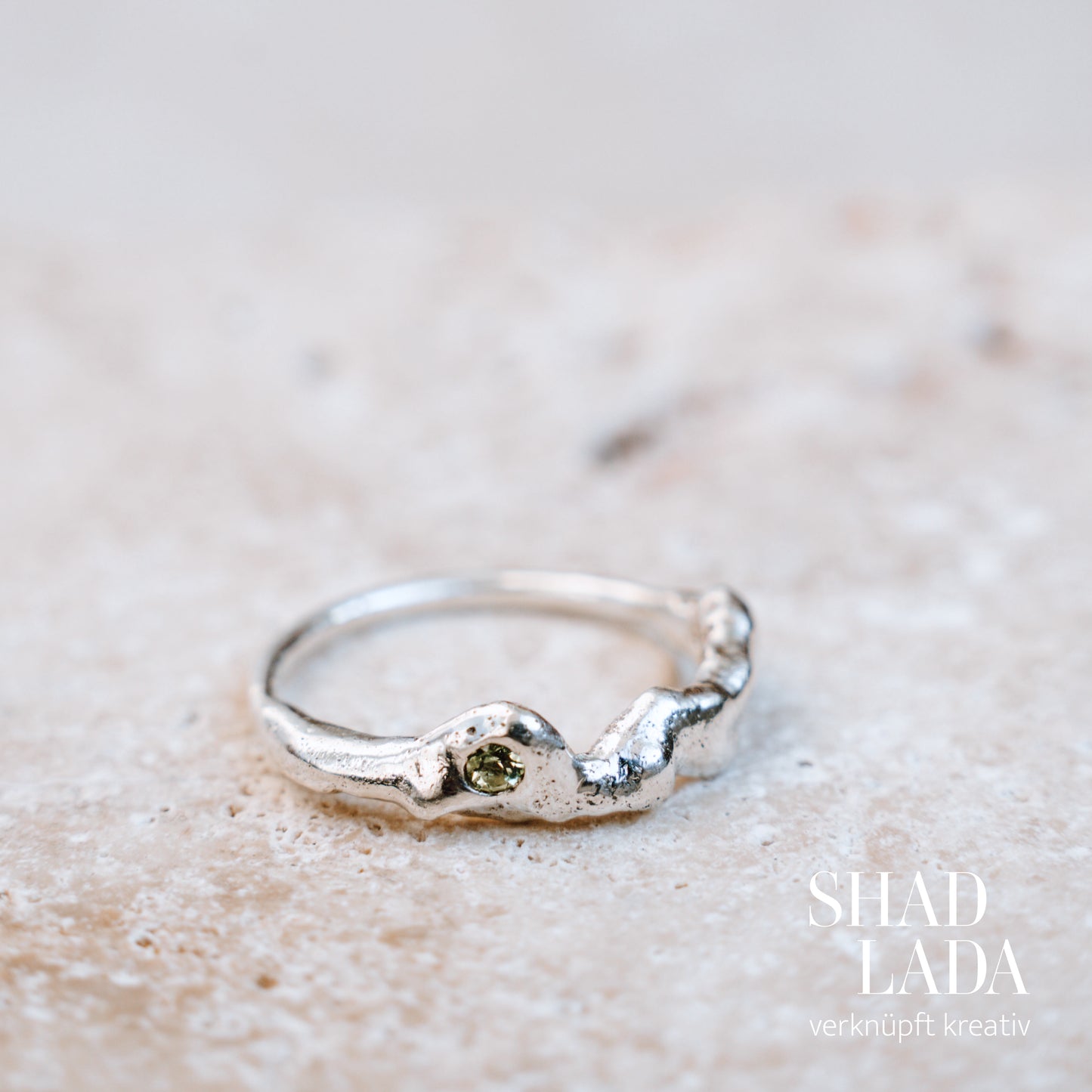 Ring SILVER MOUNTAIN aus Silber mit kleinem Turmalin (Größe 52)
