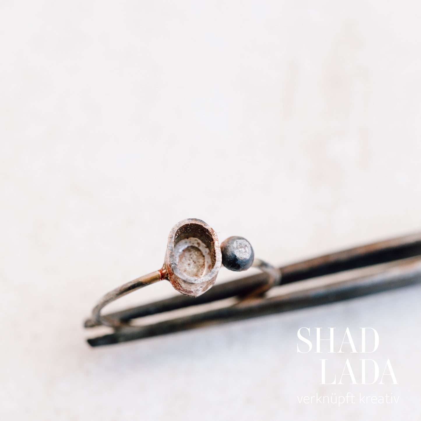 Ring SILVER DUSTY BLUE ROSE aus Silber mit Turmalin und Saphir (Größe 50)