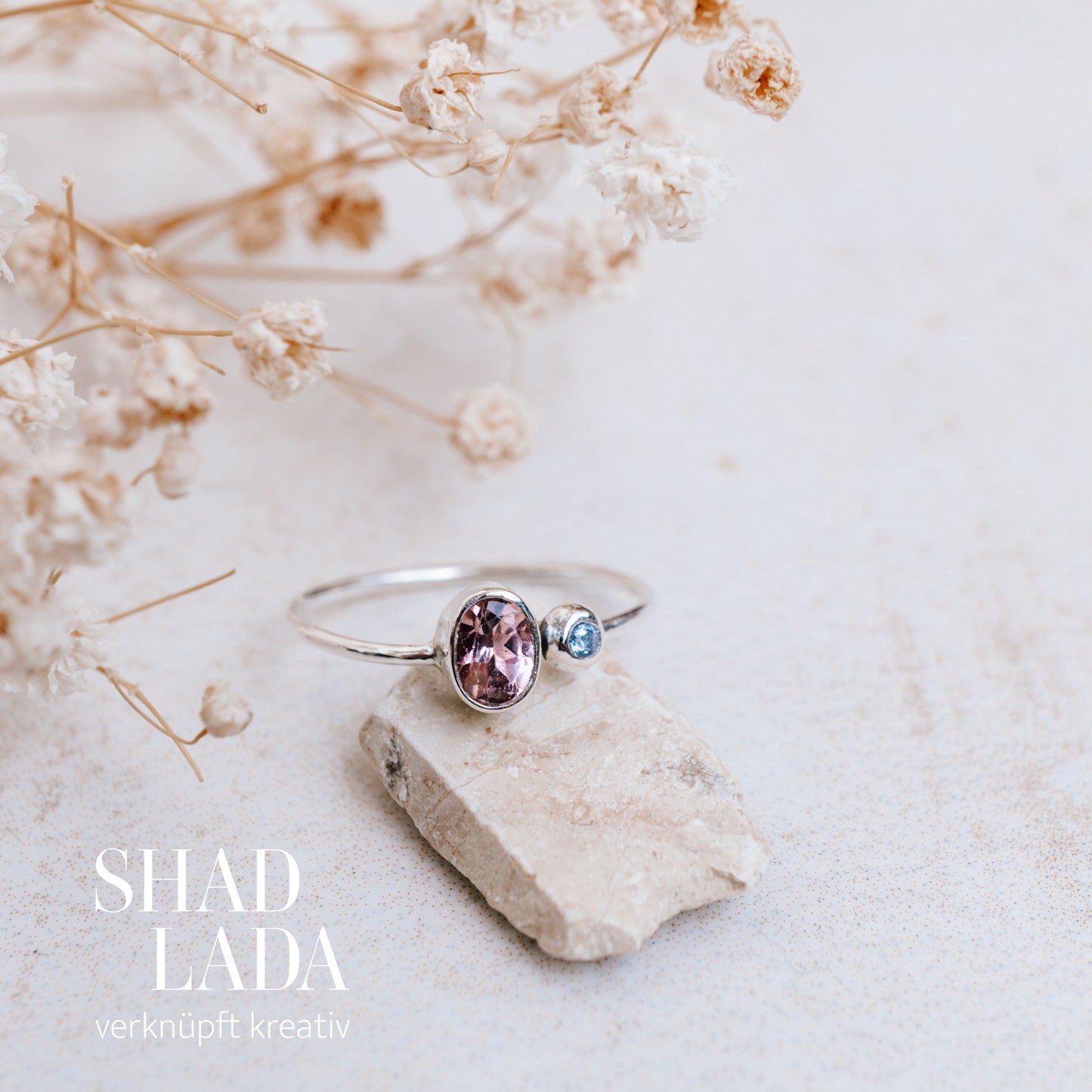 Ring SILVER DUSTY BLUE ROSE aus Silber mit Turmalin und Saphir (Größe 50)