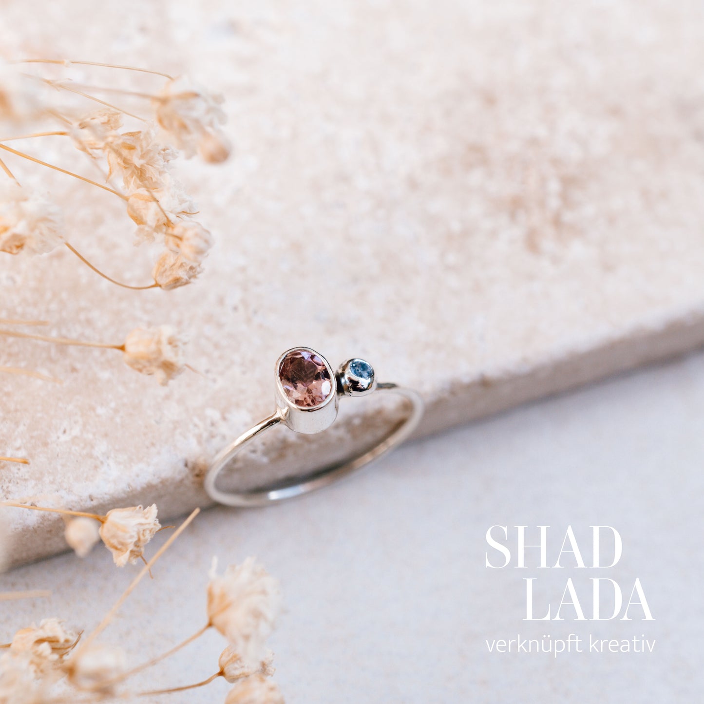Ring SILVER DUSTY BLUE ROSE aus Silber mit Turmalin und Saphir (Größe 50)